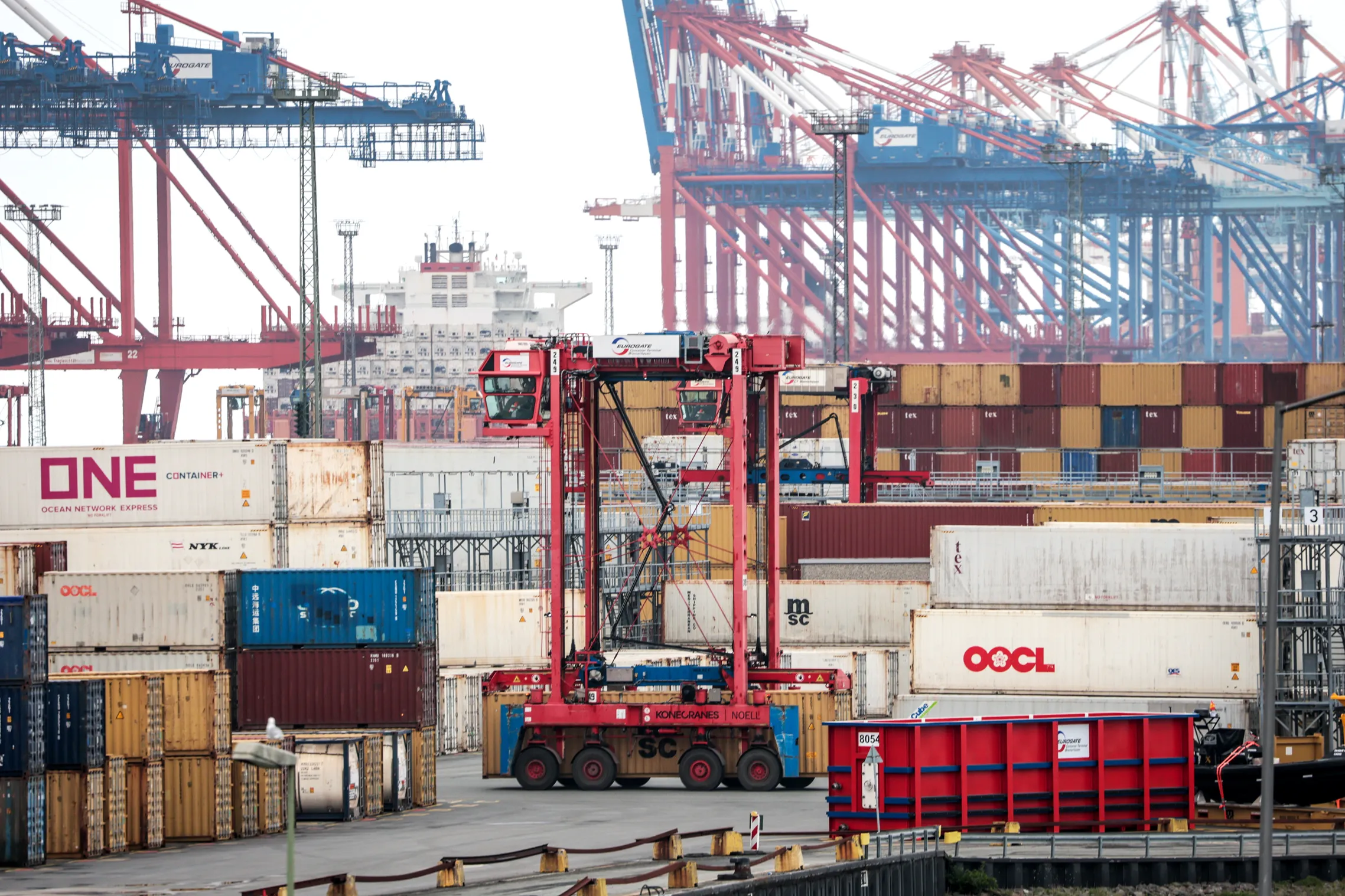 Container-Shipping-Slowing-Gear-210849902