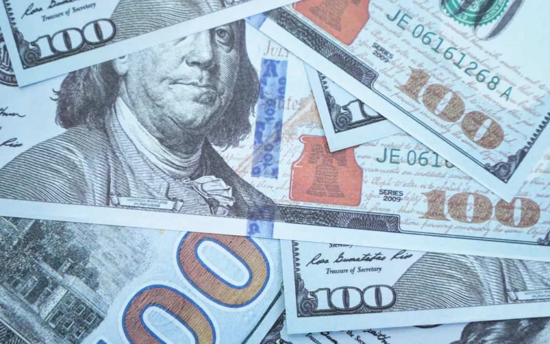 Dollar set for weekly loss as investors worry over trade, U.S. banks