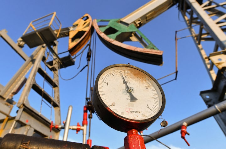 Oil Prices Hold Steady as Markets Weigh Supply Risks