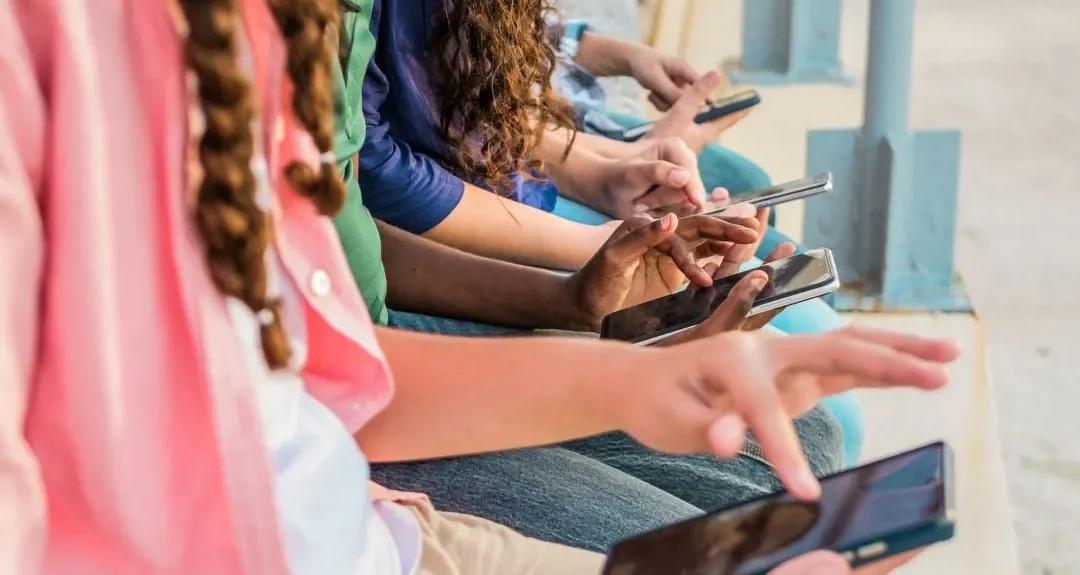 Oxford Expert Gives View on Teens and Social Media Ban