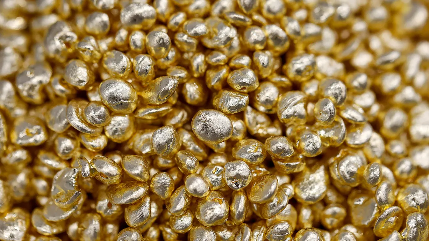 052126_EC_shiny-gold_main
